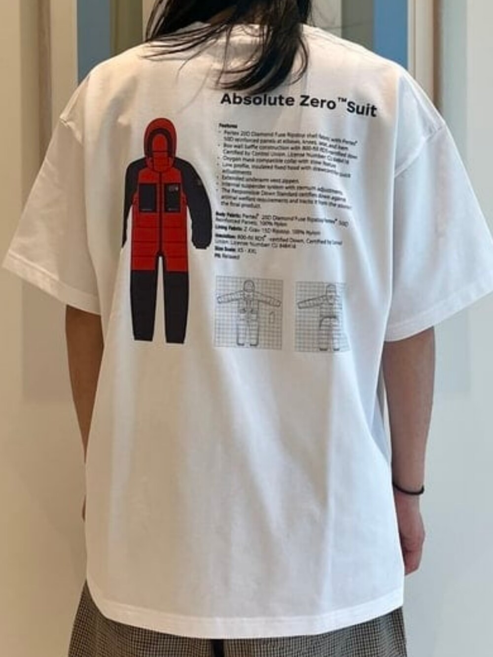 ベージュ系のその他パンツ、ホワイト系のTシャツ/カットソーを着用したメンズの春コーディネートの4枚目の写真