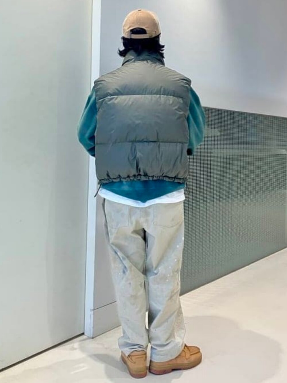 グリーン系のベスト、グリーン系のスウェットを着用したメンズの秋コーディネートの2枚目の写真