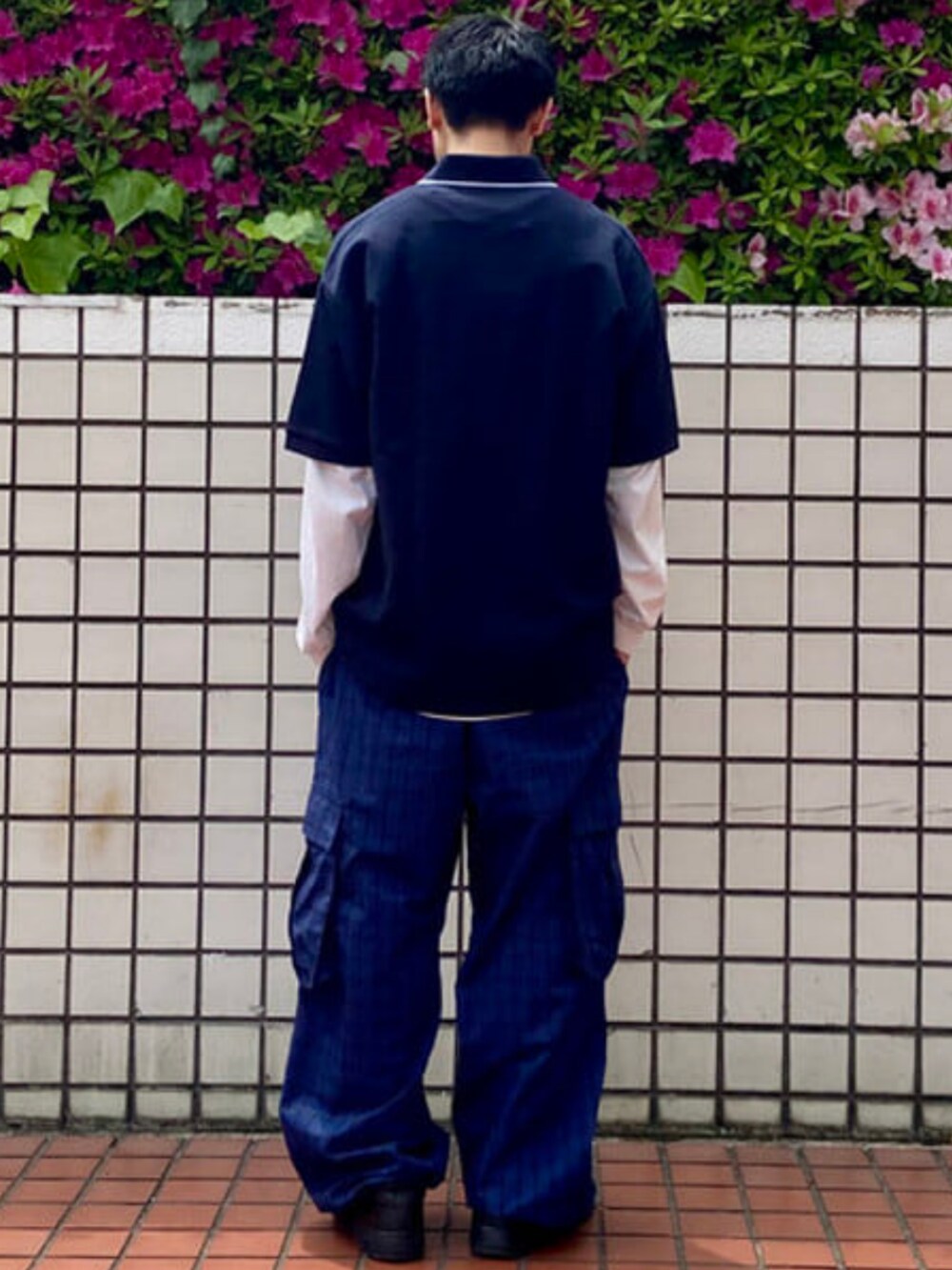 ブルー系のポロシャツ、ブルー系のカーゴパンツを着用したメンズの春コーディネートの3枚目の写真