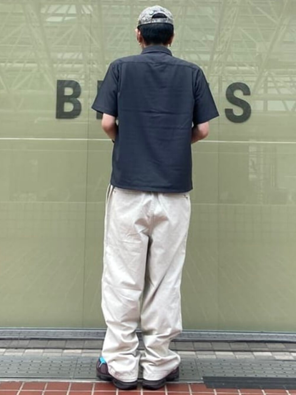 ホワイト系のその他パンツ、グレー系のシャツ/ブラウスを着用したメンズの夏コーディネートの3枚目の写真