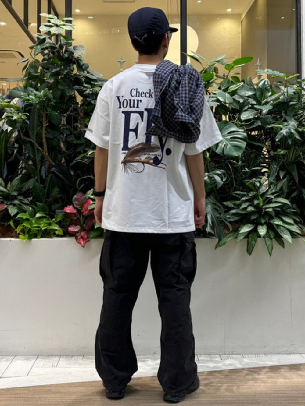 ブラック系のカーゴパンツ、ブルー系のシャツ/ブラウス、ホワイト系のTシャツ/カットソーを着用したメンズの春コーディネートの3枚目の写真