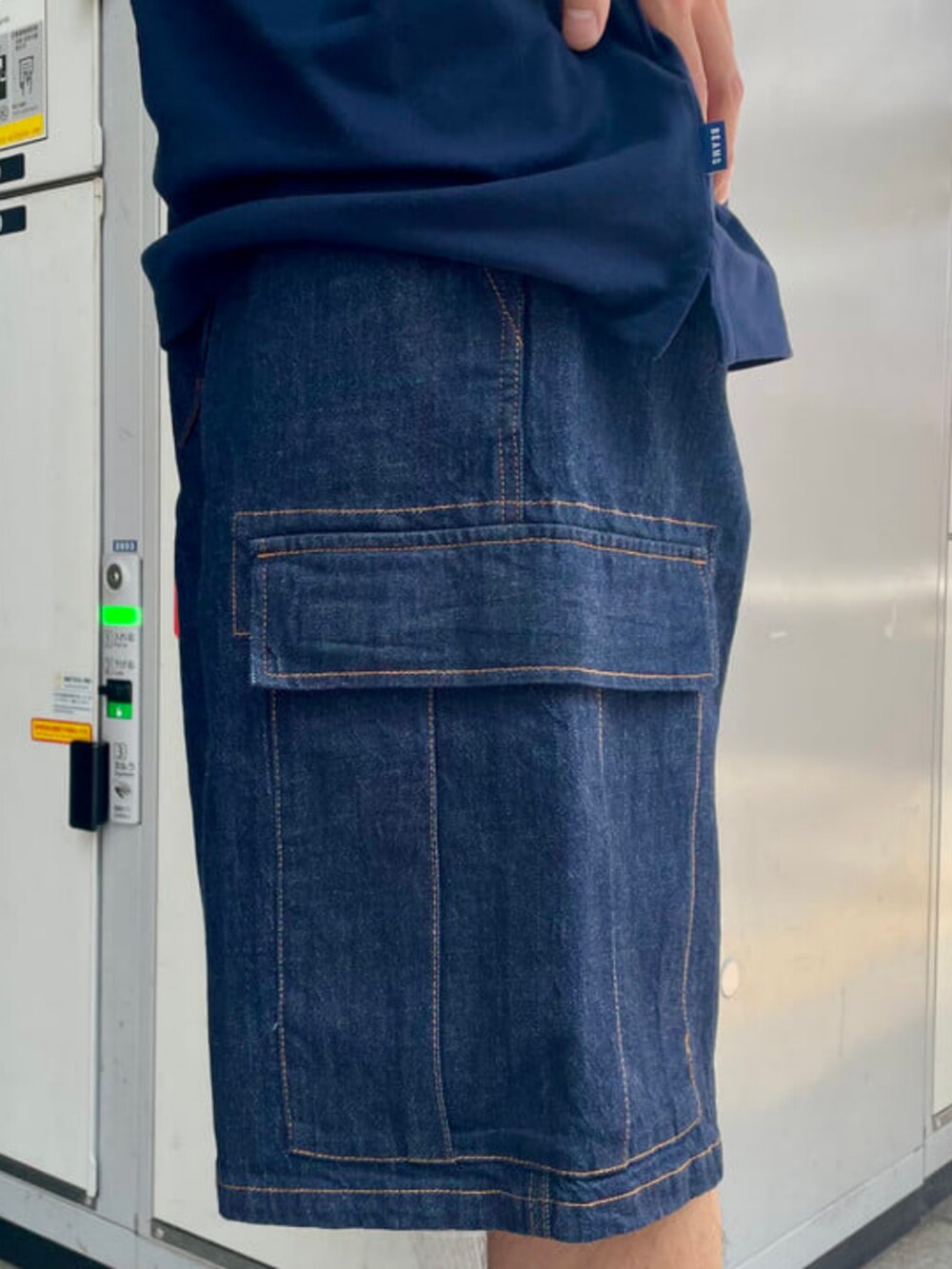 ブルー系のポロシャツ、ブルー系のデニムパンツを着用したメンズの夏コーディネートの3枚目の写真