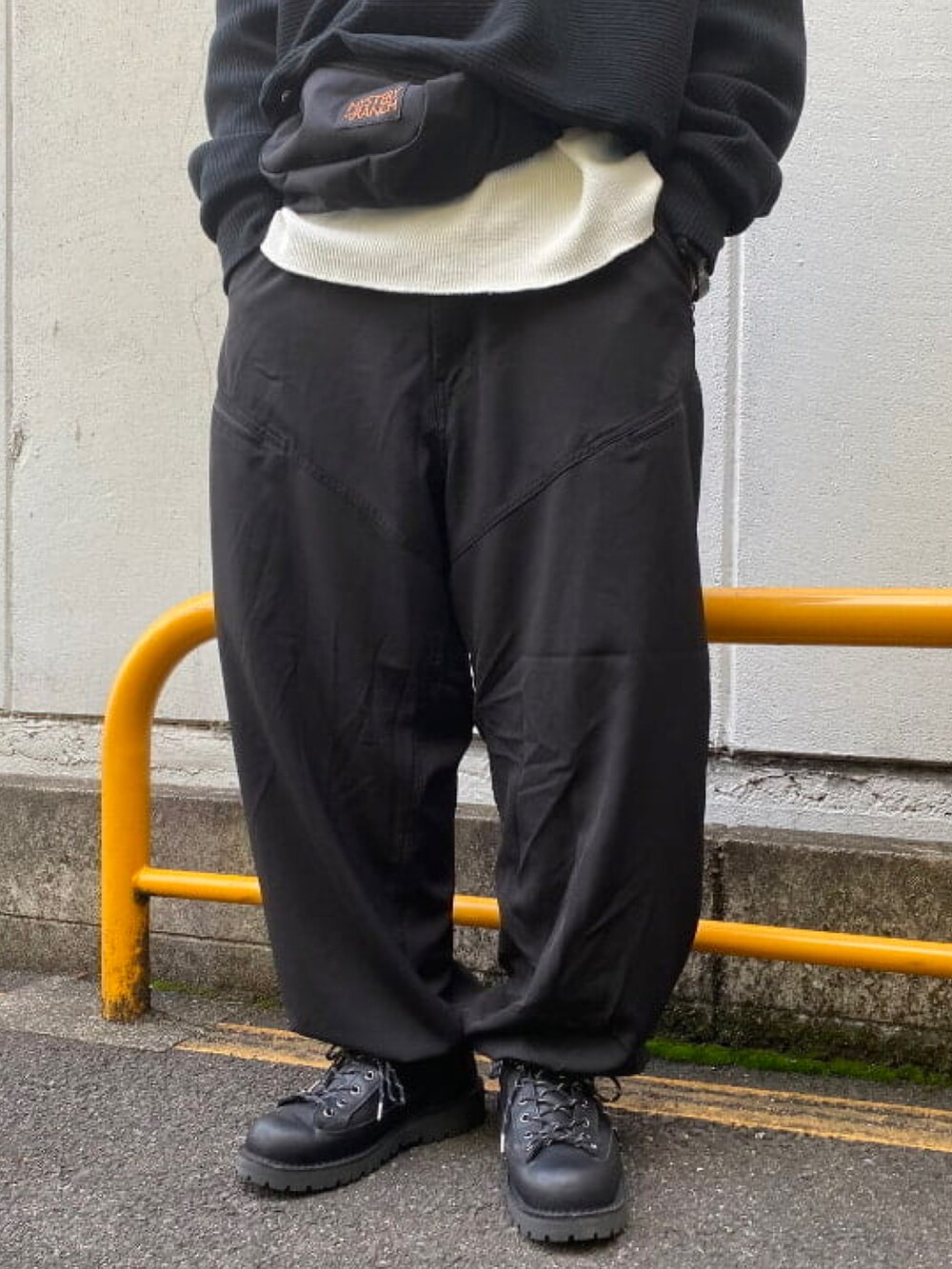 ホワイト系のTシャツ/カットソー、ブラック系のカーゴパンツ、ブラック系のアナログ腕時計を着用したメンズの春コーディネートの3枚目の写真