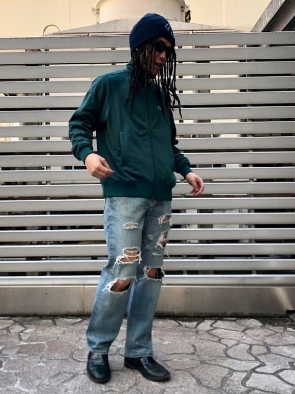 グリーン系のジャージ、ブルー系のデニムパンツ、ブルー系のニットキャップ/ビーニーを着用したメンズの春コーディネートの2枚目の写真