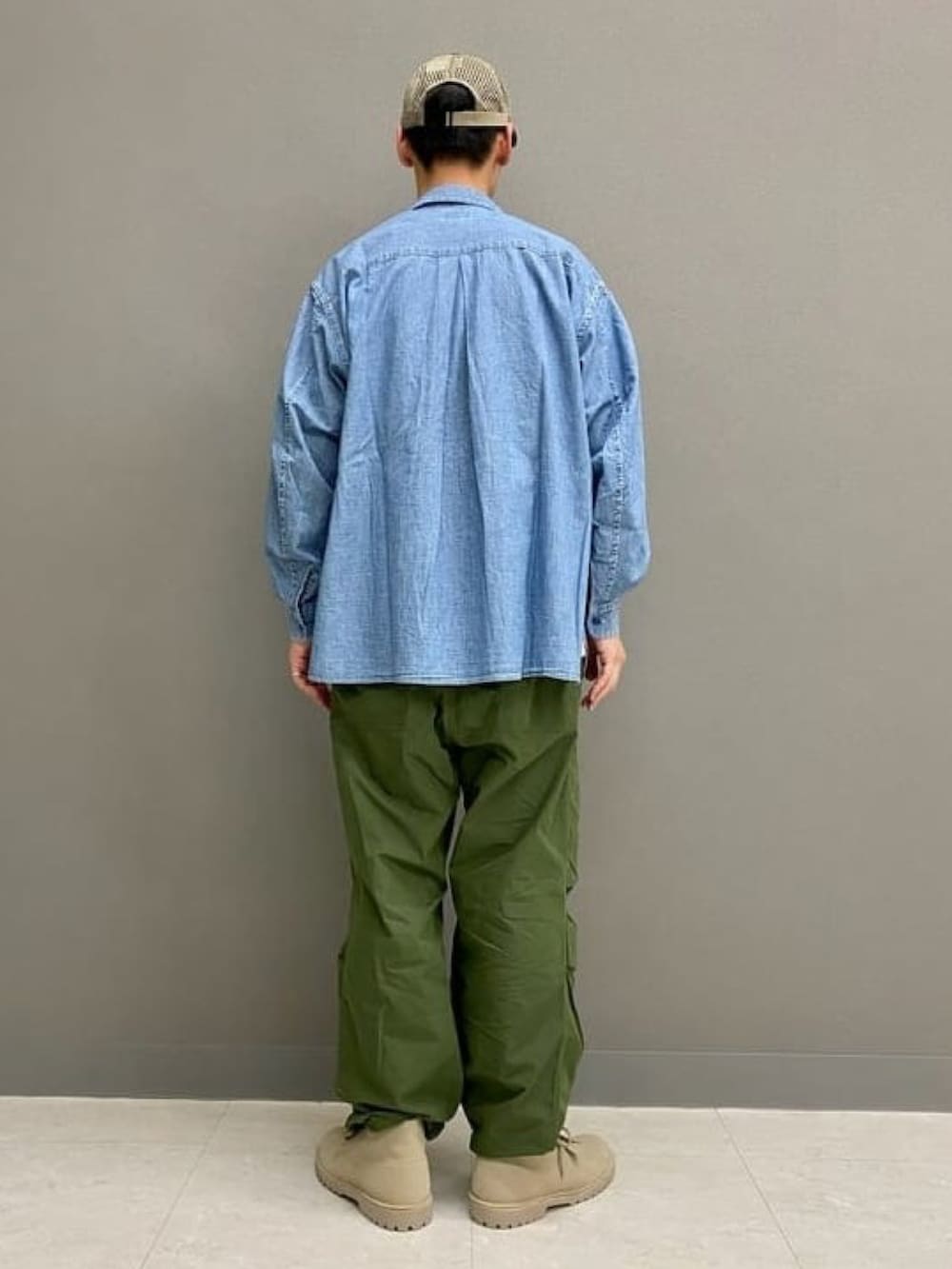 ブルー系のシャツ/ブラウス、グリーン系のその他パンツ、ベージュ系のブーツを着用したメンズの春コーディネートの3枚目の写真