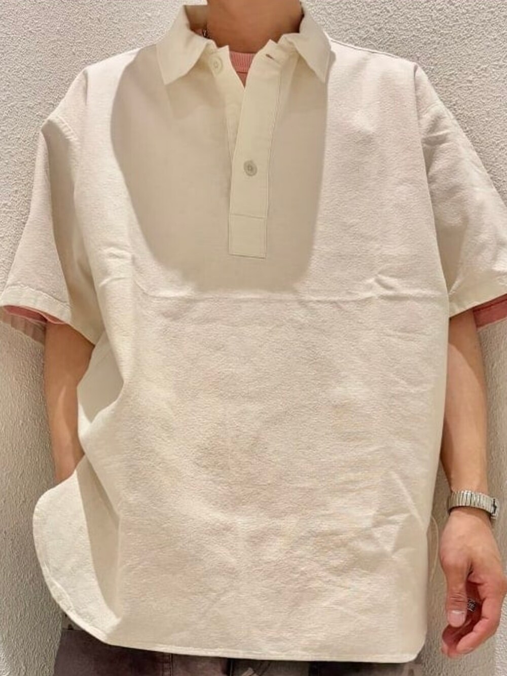 ベージュ系のシャツ/ブラウス、ピンク系のTシャツ/カットソー、その他のその他パンツを着用したメンズの春コーディネートの4枚目の写真