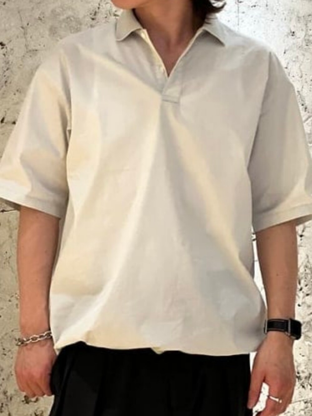 グレー系のスラックス、グレー系のポロシャツを着用したメンズの夏コーディネートの2枚目の写真