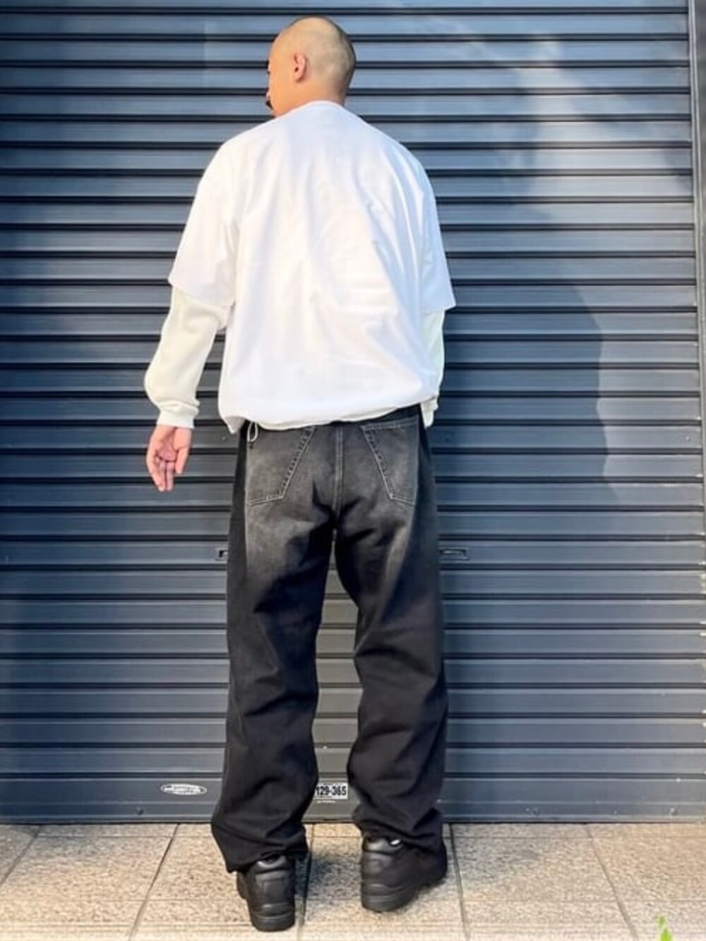 ホワイト系のTシャツ/カットソー、ブラック系のデニムパンツ、ホワイト系のTシャツ/カットソーを着用したメンズの夏コーディネートの2枚目の写真