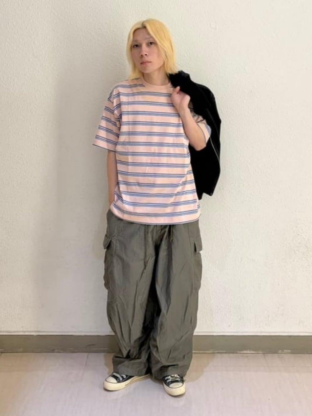 レッド系のTシャツ/カットソーを着用したメンズの夏コーディネートの2枚目の写真
