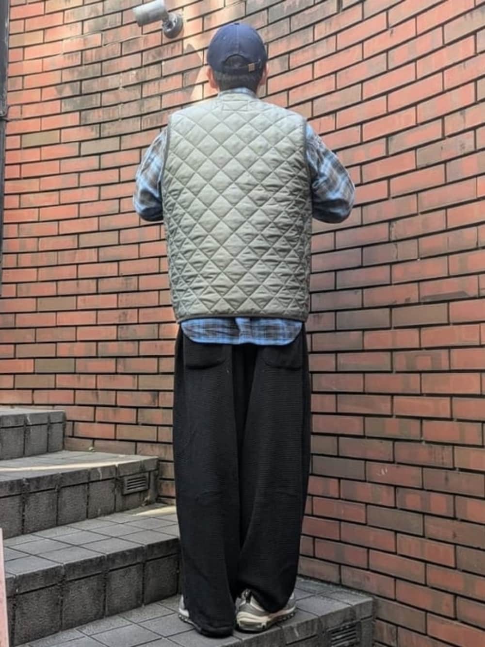 グリーン系のベスト、ブルー系のシャツ/ブラウス、ブルー系のキャップを着用したメンズの秋コーディネートの2枚目の写真