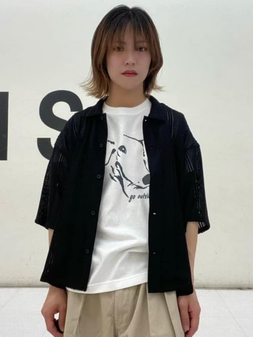 ブラック系のシャツ/ブラウス、ホワイト系のTシャツ/カットソーを着用したレディースの夏コーディネートの3枚目の写真