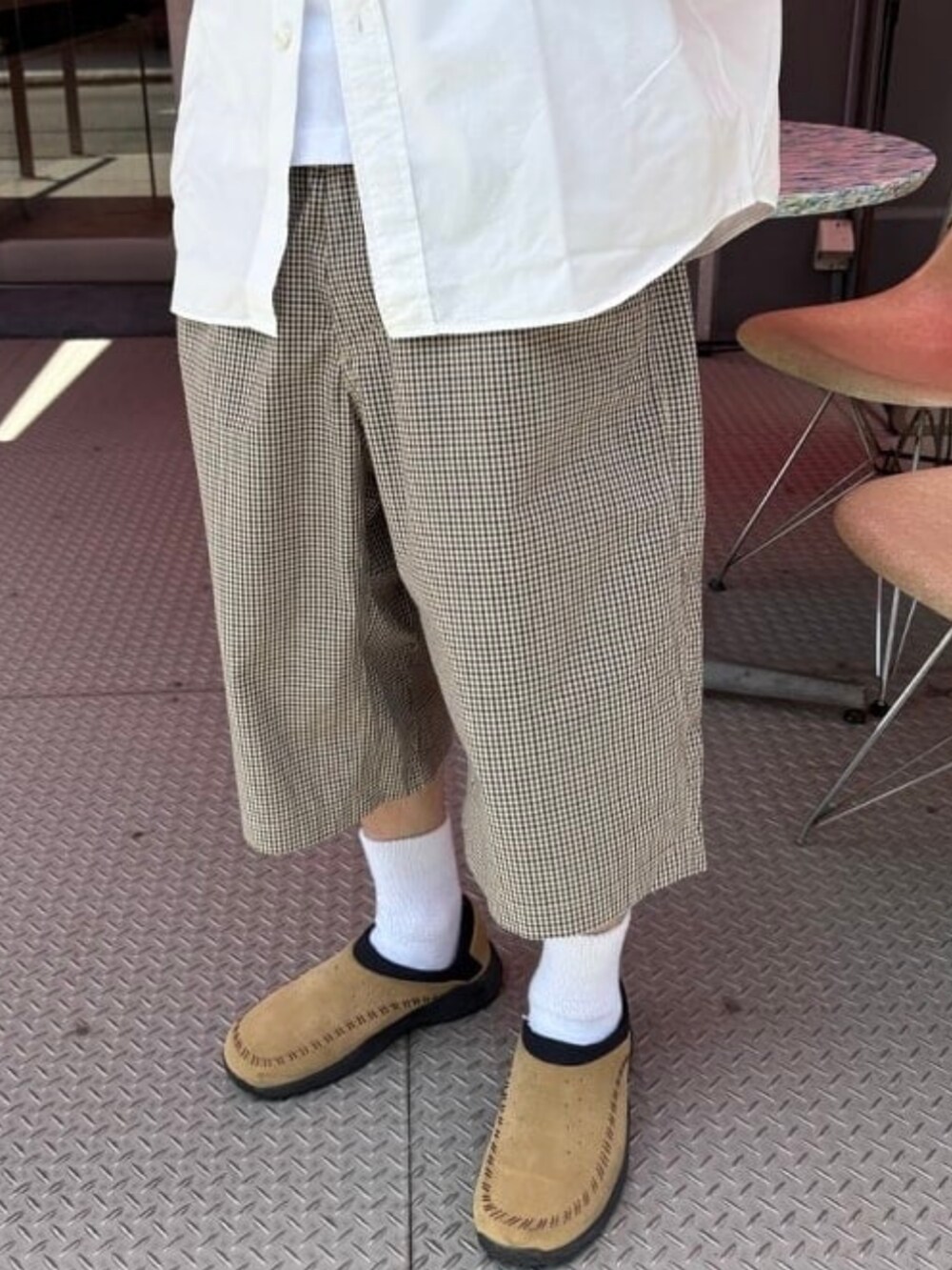 ベージュ系のその他パンツを着用したメンズの春コーディネートの3枚目の写真