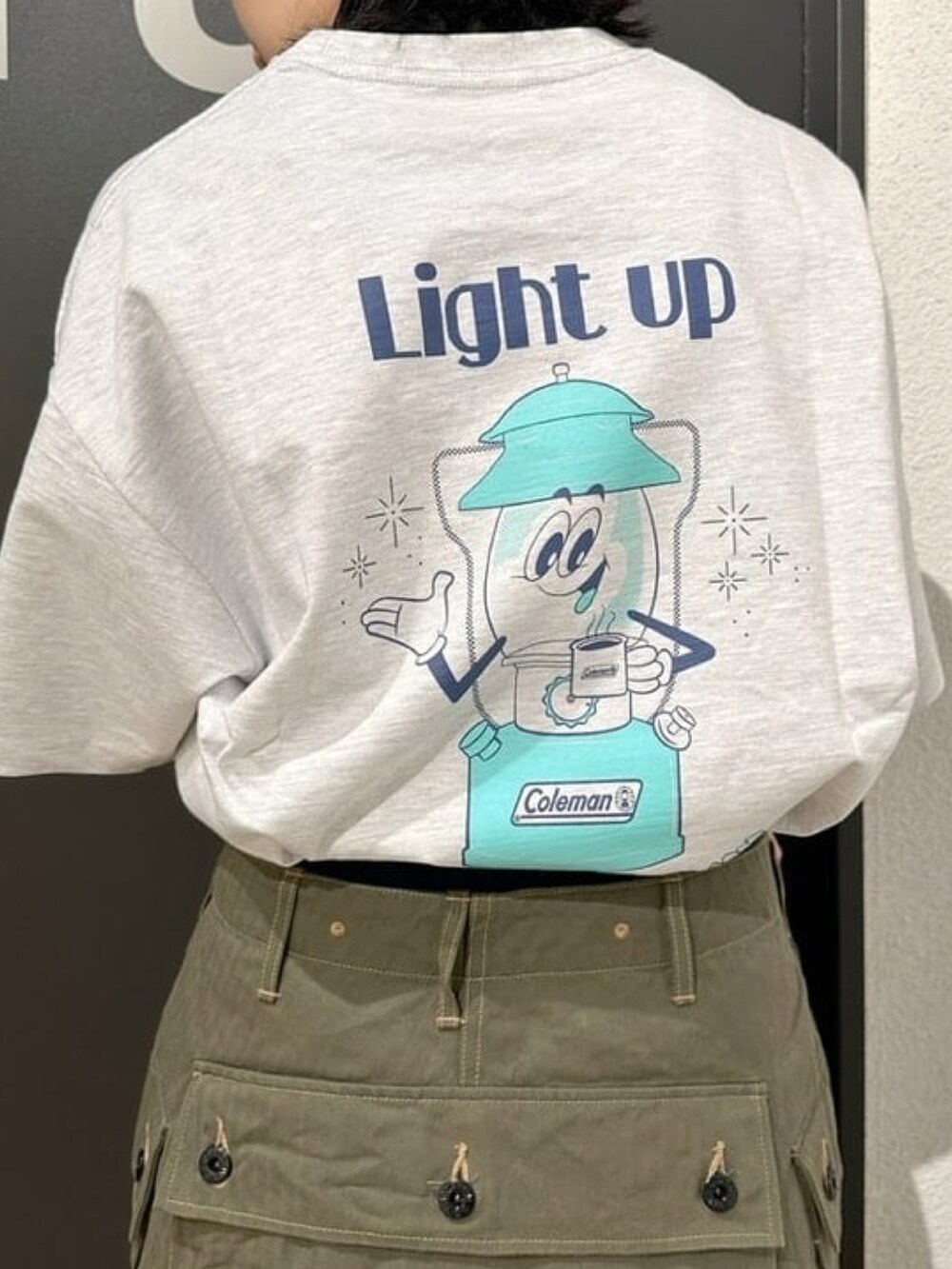 グレー系のTシャツ/カットソー、ブラウン系のハットを着用したレディースの春コーディネートの5枚目の写真