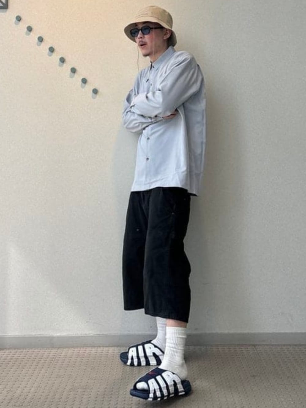 ブルー系のシャツ/ブラウス、ブラック系のハットを着用したメンズの春コーディネートの2枚目の写真