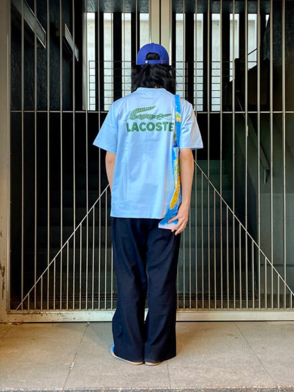 ブルー系のTシャツ/カットソー、その他のトートバッグを着用したメンズの春コーディネートの2枚目の写真