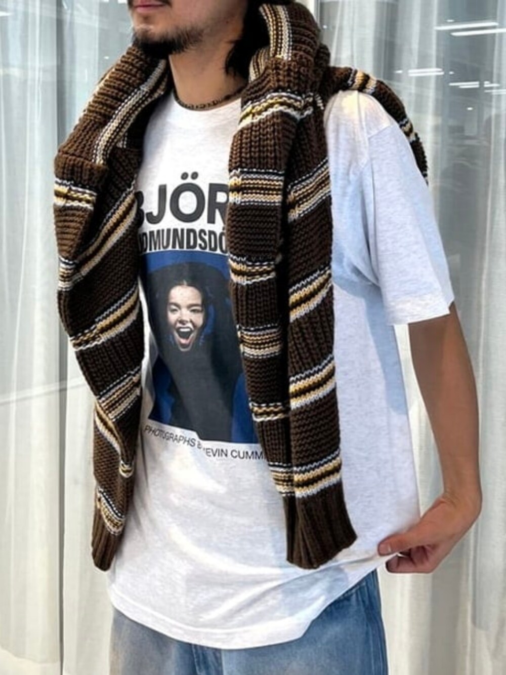 ブラウン系のニット/セーター、グレー系のTシャツ/カットソー、ブルー系のその他パンツを着用したメンズの夏コーディネートの2枚目の写真