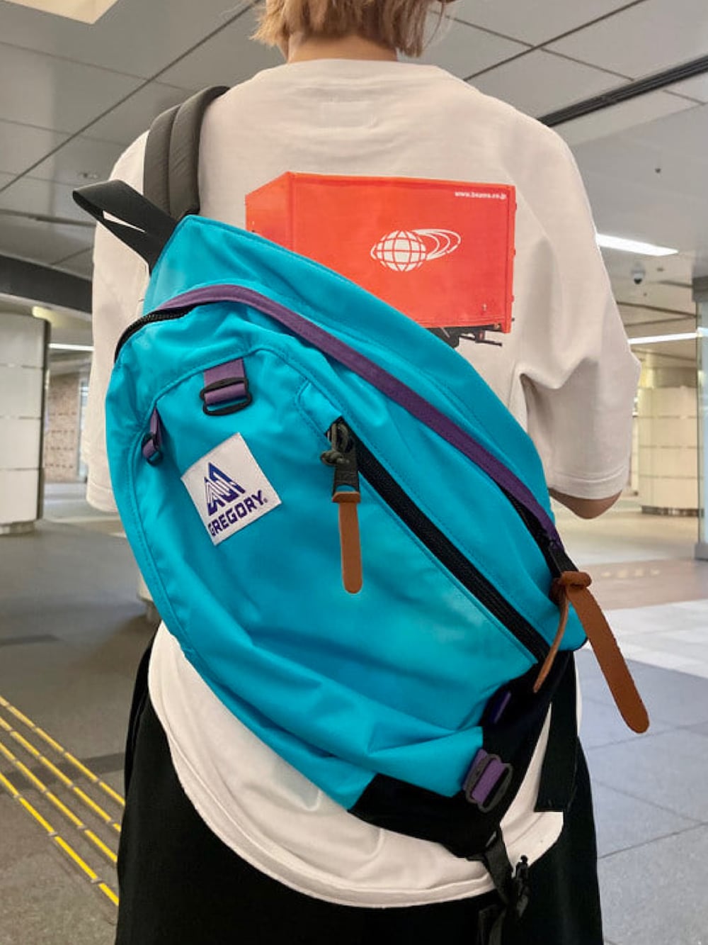 ホワイト系のTシャツ/カットソー、ブルー系のショルダーバッグ、ブルー系のタオルを着用したレディースの夏コーディネートの5枚目の写真