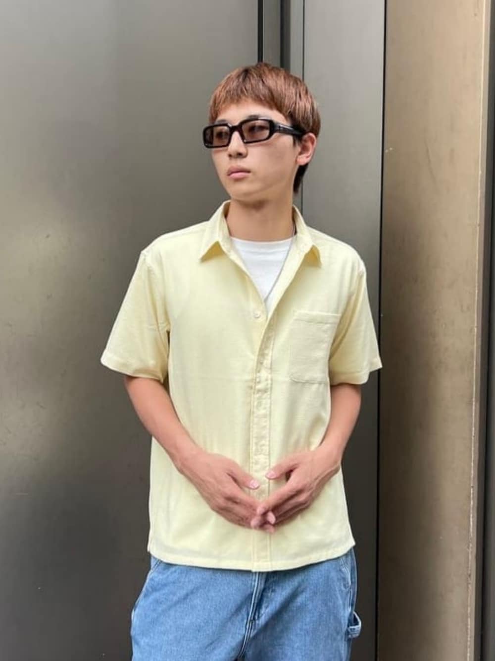 イエロー系のシャツ/ブラウス、ホワイト系のTシャツ/カットソーを着用したメンズの夏コーディネートの5枚目の写真