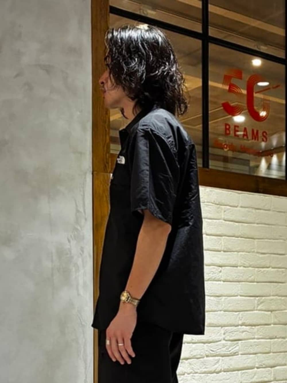 ブラック系のシャツ/ブラウス、ブラック系のその他パンツを着用したメンズの夏コーディネートの3枚目の写真