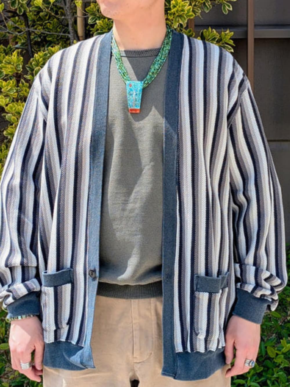 グリーン系のスウェット、グリーン系のその他パンツを着用したメンズの春コーディネートの2枚目の写真