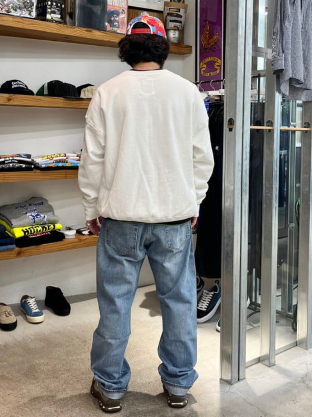 ブルー系のデニムパンツを着用したメンズの春コーディネートの4枚目の写真
