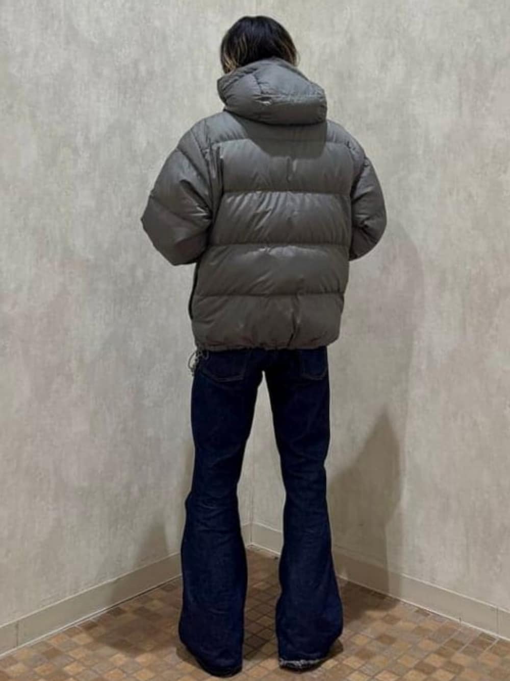 グレー系のダウンジャケット/コート、グリーン系の手袋を着用したメンズの冬コーディネートの2枚目の写真