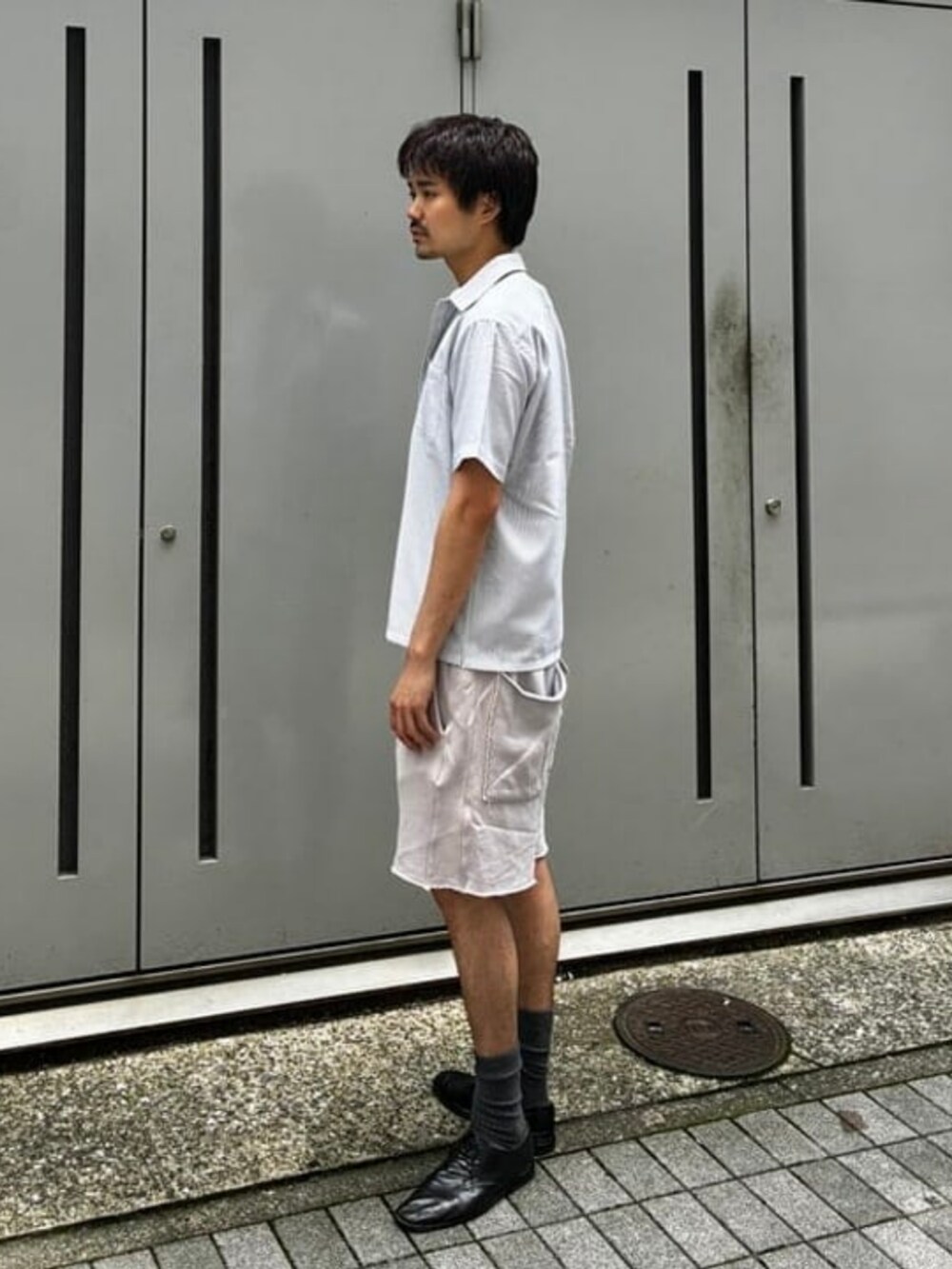 ブラウン系のTシャツ/カットソー、ブルー系のシャツ/ブラウスを着用したメンズの夏コーディネートの2枚目の写真
