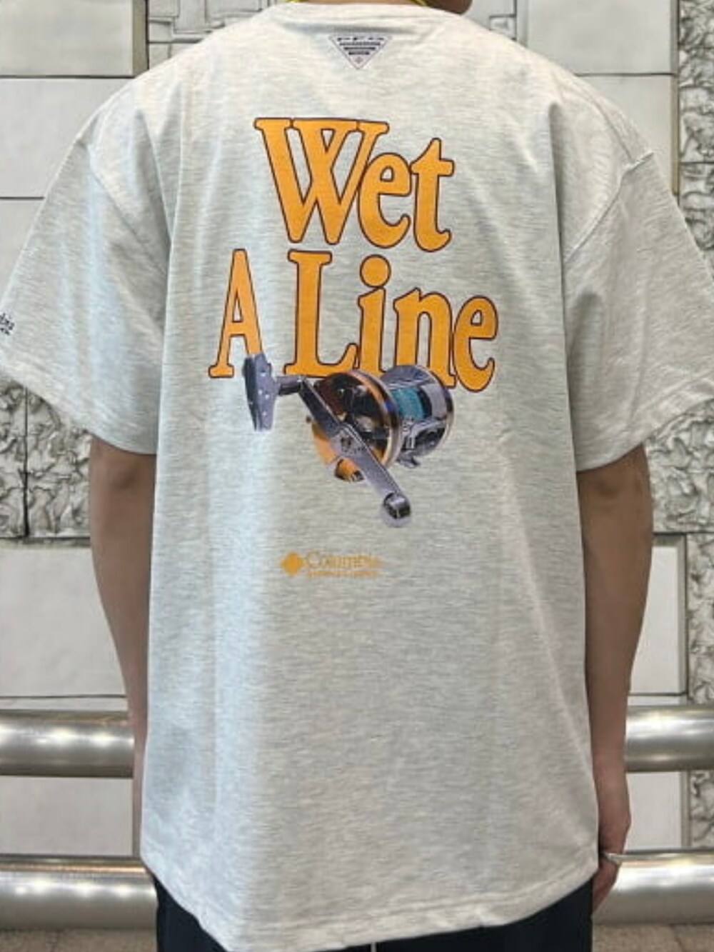 ブラック系のブルゾン、ブラック系のその他パンツ、シルバー系のTシャツ/カットソーを着用したメンズの春コーディネートの6枚目の写真