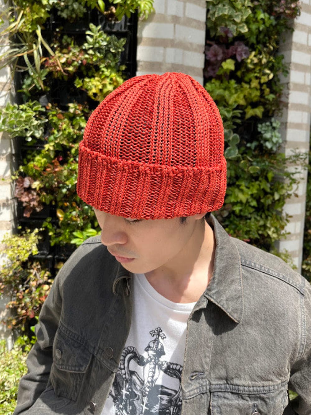 グレー系のデニムジャケット、グリーン系のカーゴパンツを着用したメンズの春コーディネートの4枚目の写真