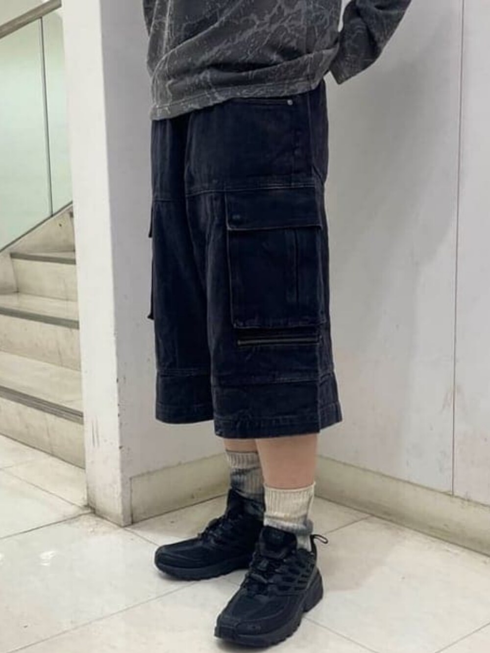 ブラック系のその他パンツ、ブラック系のTシャツ/カットソーを着用したメンズの夏コーディネートの3枚目の写真