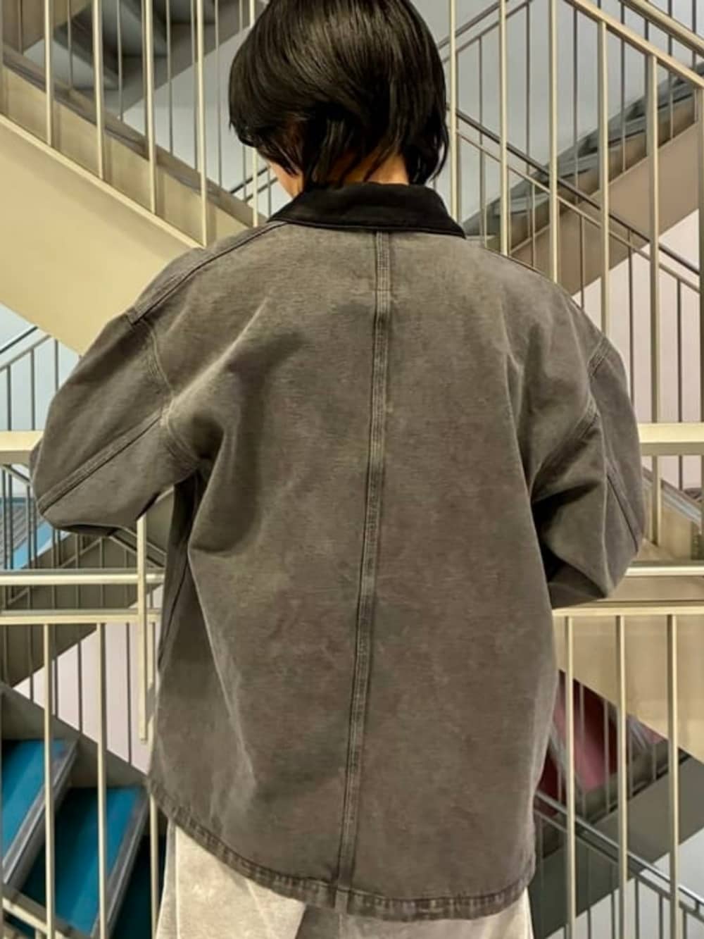 ホワイト系のTシャツ/カットソー、ブラック系のブルゾン、グレー系のスウェットパンツを着用したメンズの春コーディネートの3枚目の写真