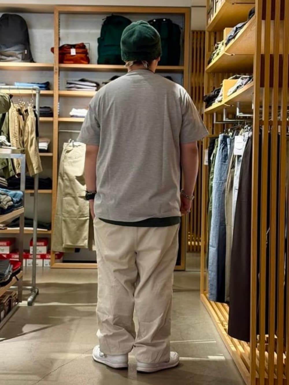 ホワイト系のその他パンツ、グレー系のTシャツ/カットソーを着用したメンズの夏コーディネートの2枚目の写真