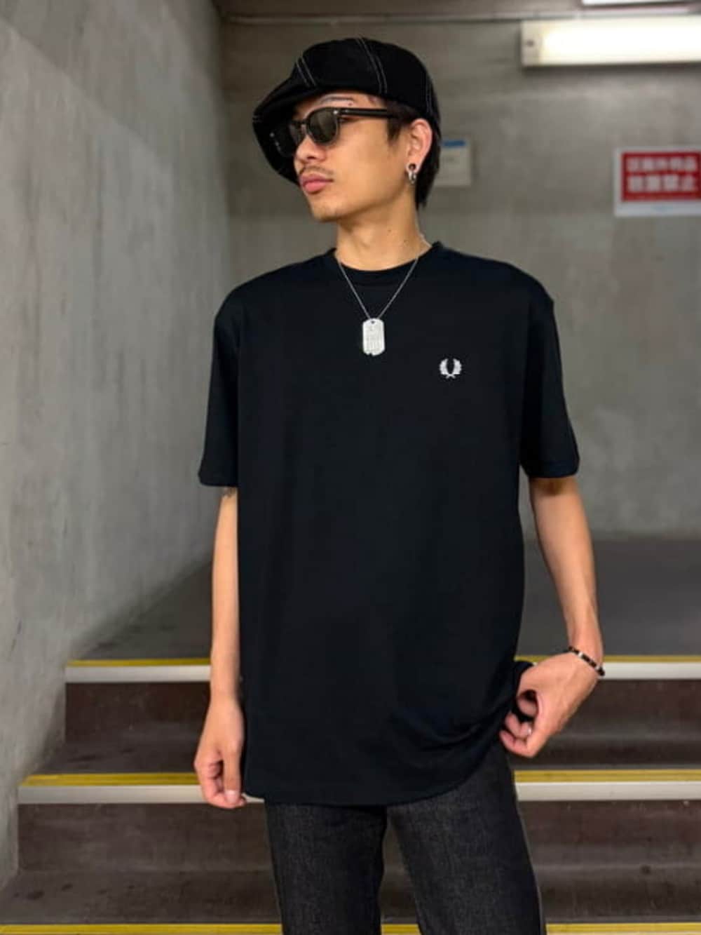 ブラック系のTシャツ/カットソーを着用したメンズの夏コーディネートの2枚目の写真