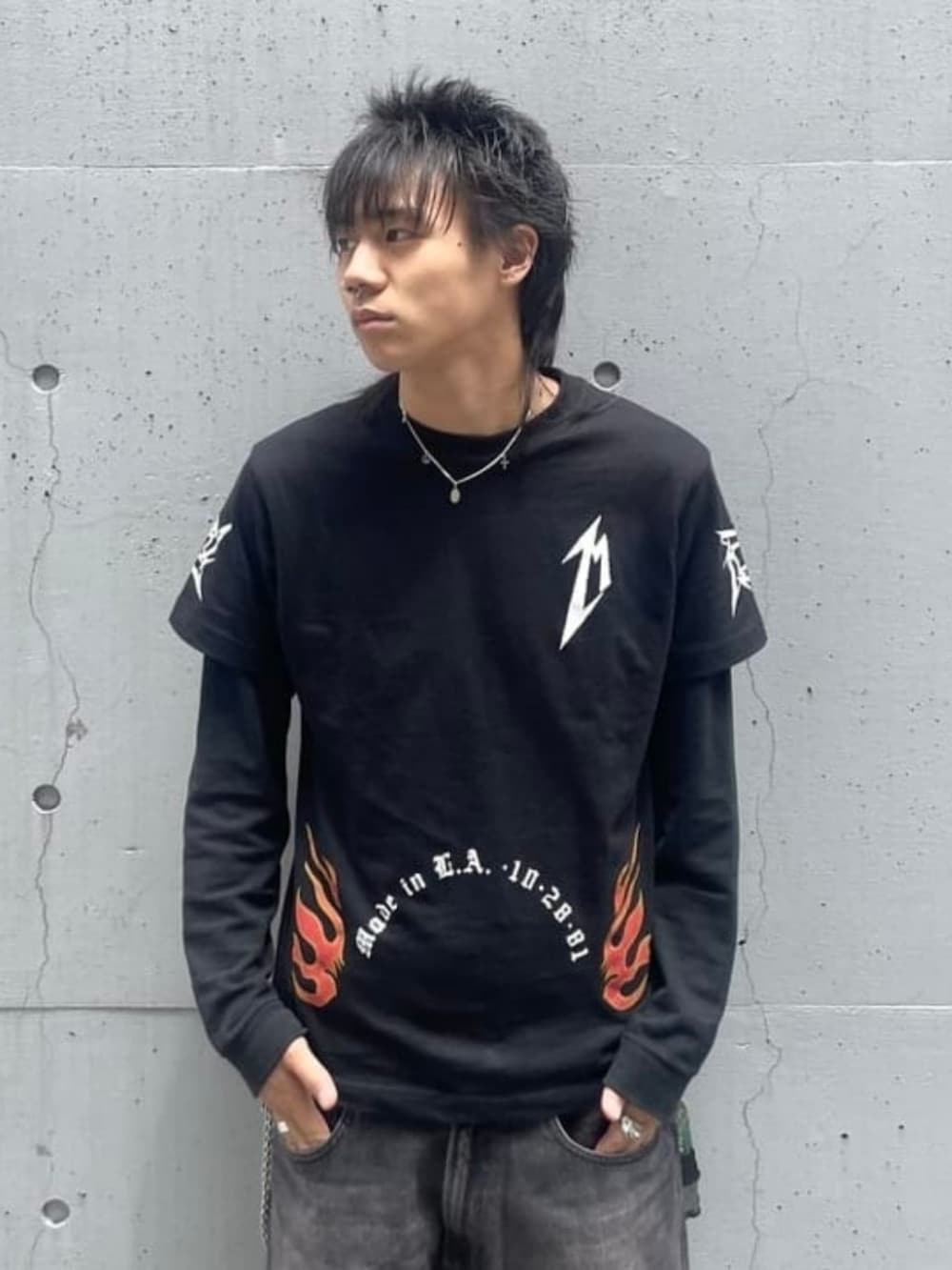 ブラック系のデニムパンツ、ブラック系のTシャツ/カットソー、シルバー系のネックレスを着用したメンズの夏コーディネートの3枚目の写真