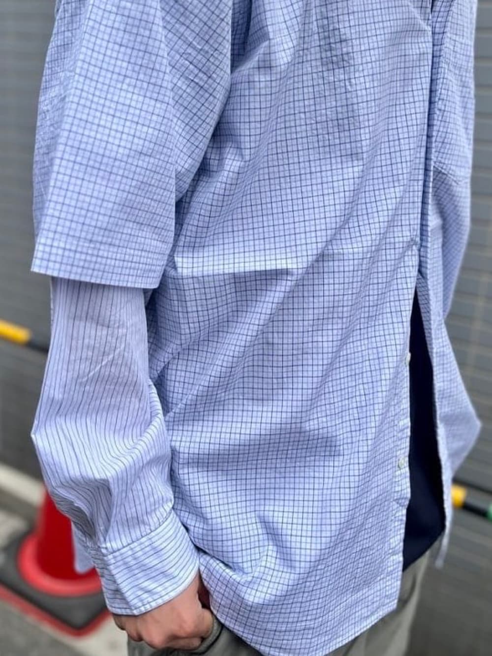 ホワイト系のシャツ/ブラウス、ブルー系のTシャツ/カットソー、グリーン系のその他パンツを着用したメンズの春コーディネートの3枚目の写真