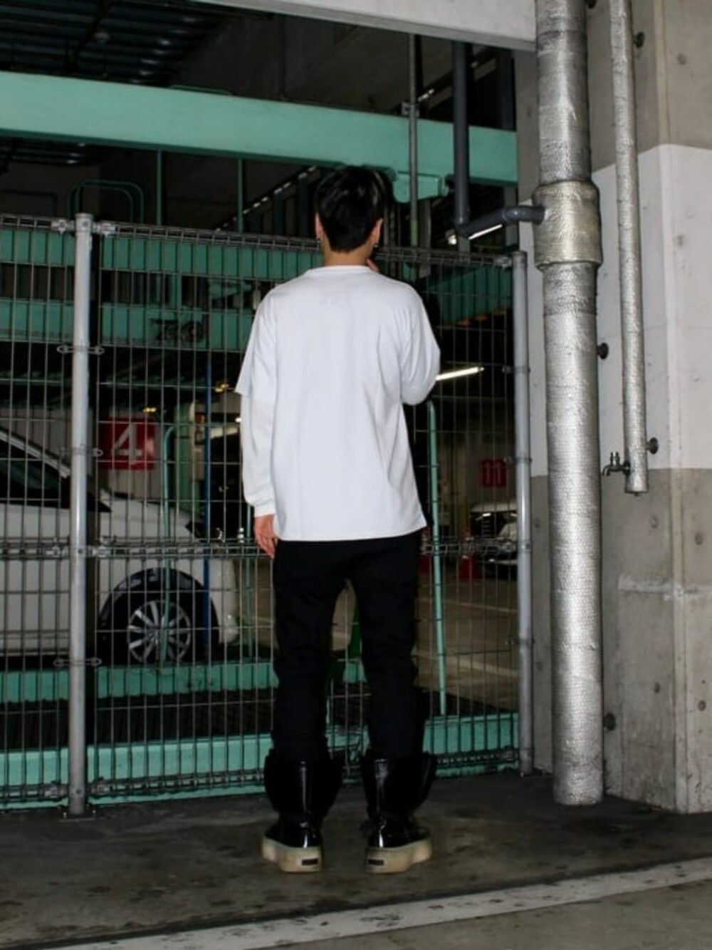 ブラック系のデニムパンツ、ホワイト系のTシャツ/カットソーを着用したメンズの夏コーディネートの2枚目の写真