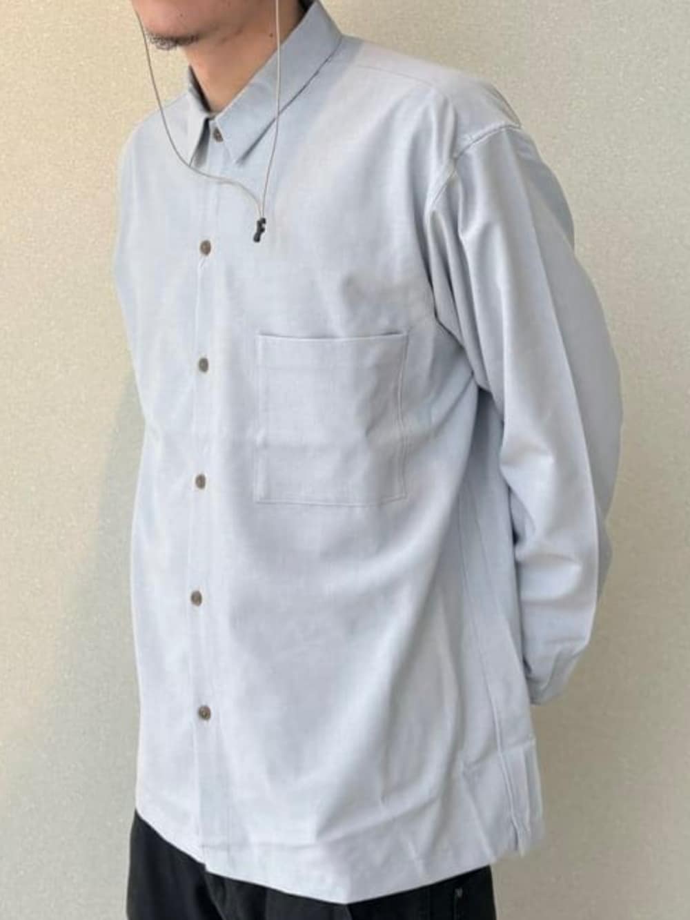 ブルー系のシャツ/ブラウス、ブラック系のハットを着用したメンズの春コーディネートの4枚目の写真