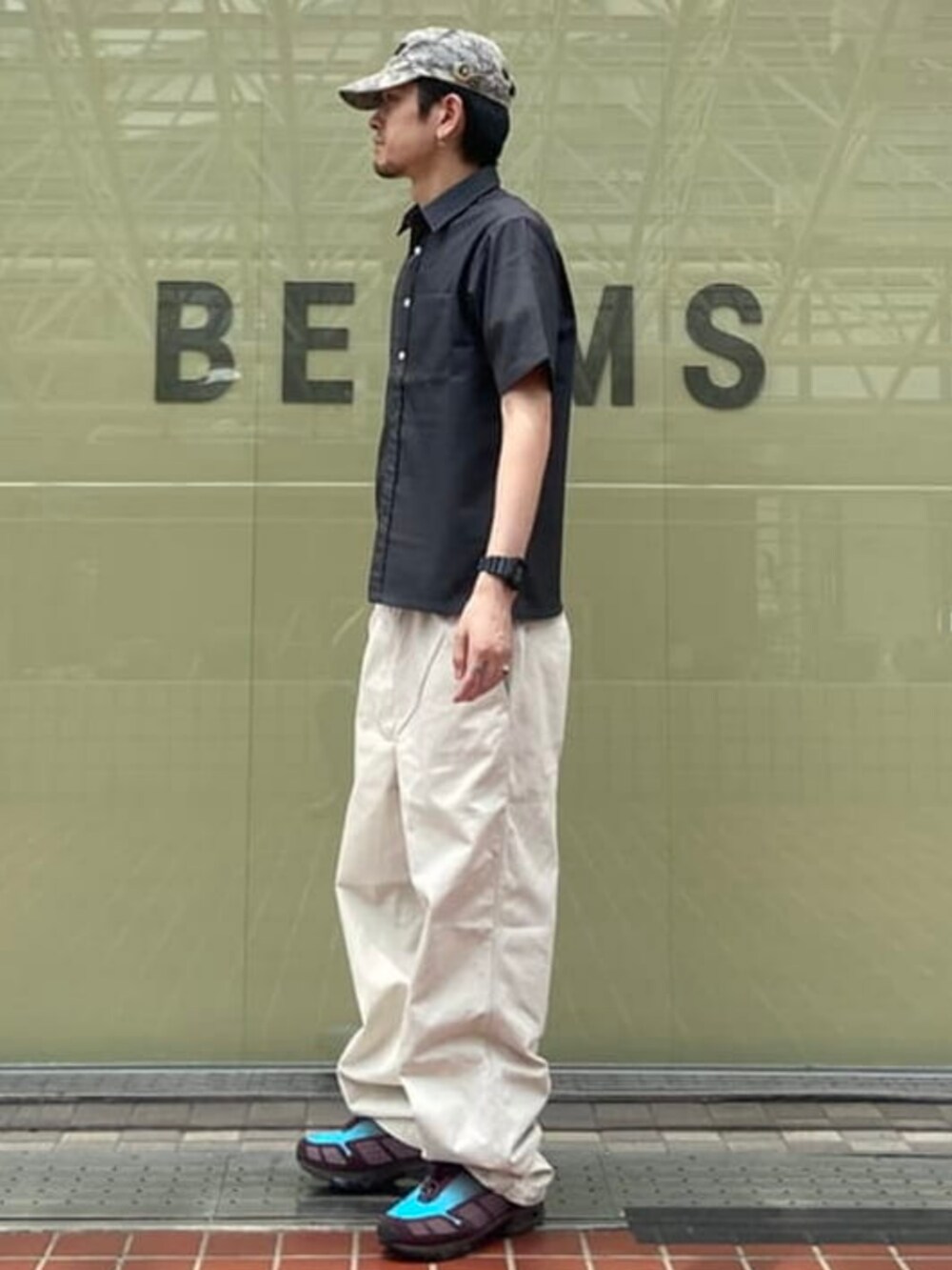 ホワイト系のその他パンツ、グレー系のシャツ/ブラウスを着用したメンズの夏コーディネートの2枚目の写真