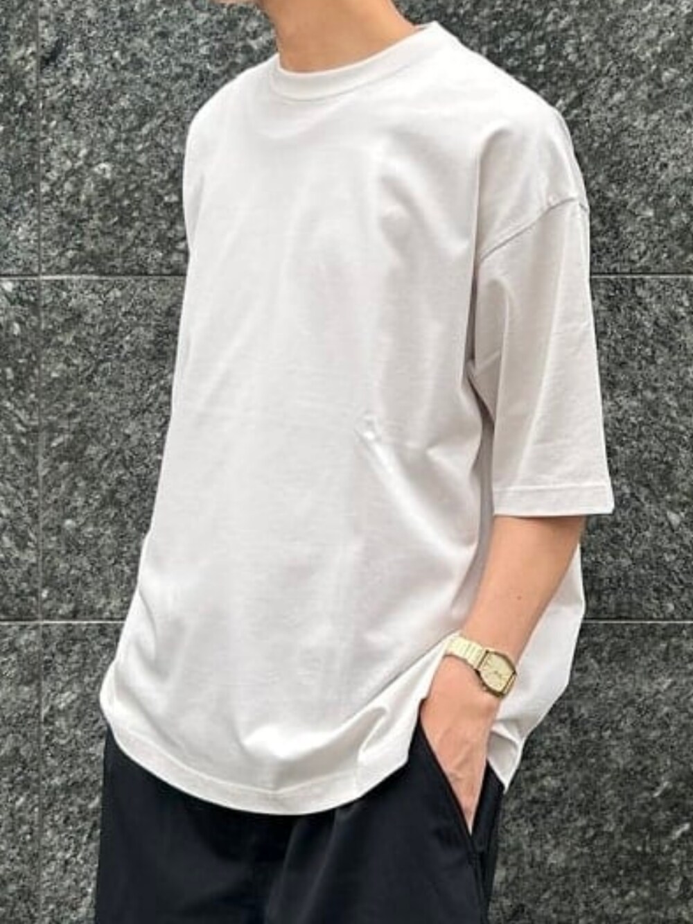 ブラック系のその他パンツ、ホワイト系のTシャツ/カットソー、ブラウン系のサングラスを着用したメンズの夏コーディネートの2枚目の写真