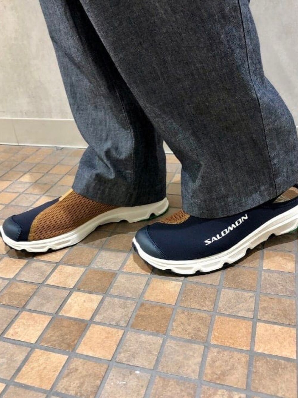 ブラック系のTシャツ/カットソー、ブルー系のその他パンツ、ブルー系のサンダルを着用したメンズの春コーディネートの5枚目の写真