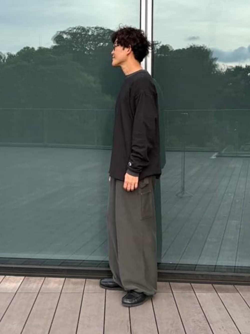 ブラック系のTシャツ/カットソー、ブラック系のスウェットパンツを着用したメンズの夏コーディネートの3枚目の写真