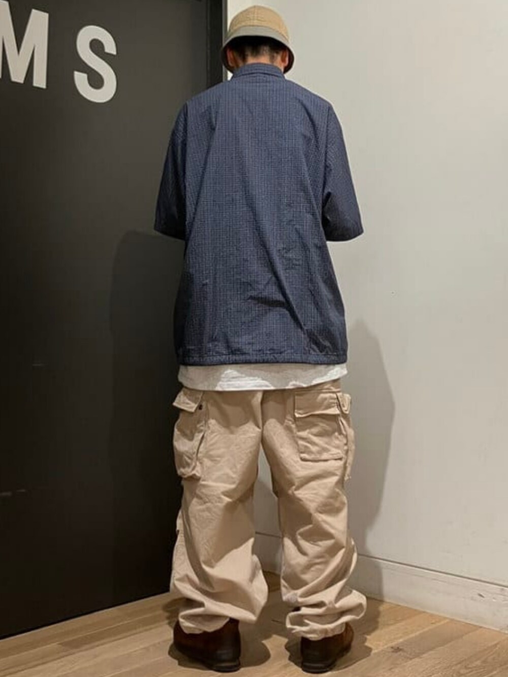 ブルー系のシャツ/ブラウス、ベージュ系のハットを着用したメンズの夏コーディネートの3枚目の写真