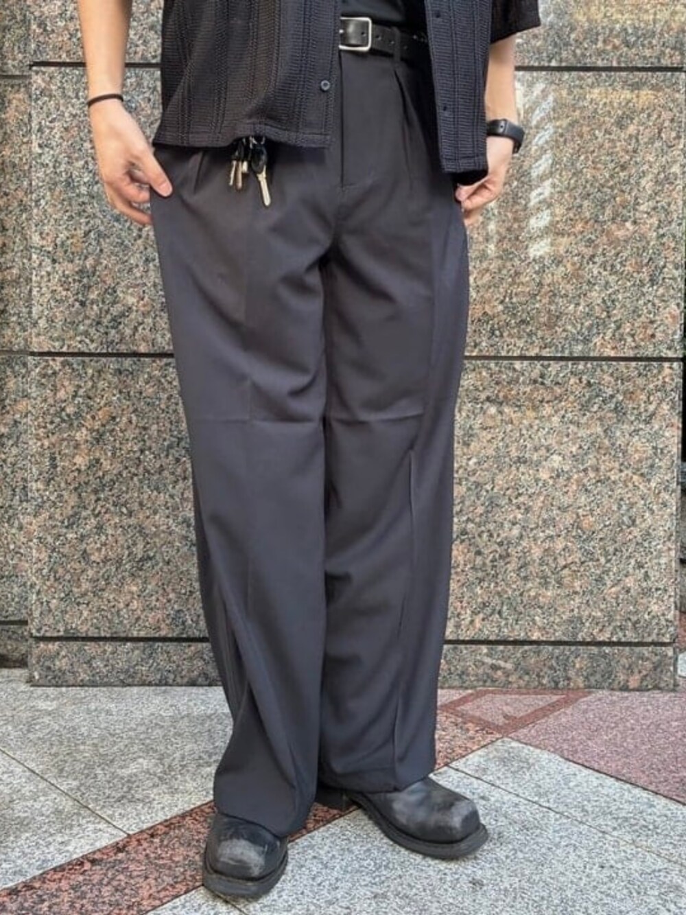 ブラック系のスラックス、ブラック系のシャツ/ブラウス、ブラック系のTシャツ/カットソーを着用したメンズの春コーディネートの4枚目の写真