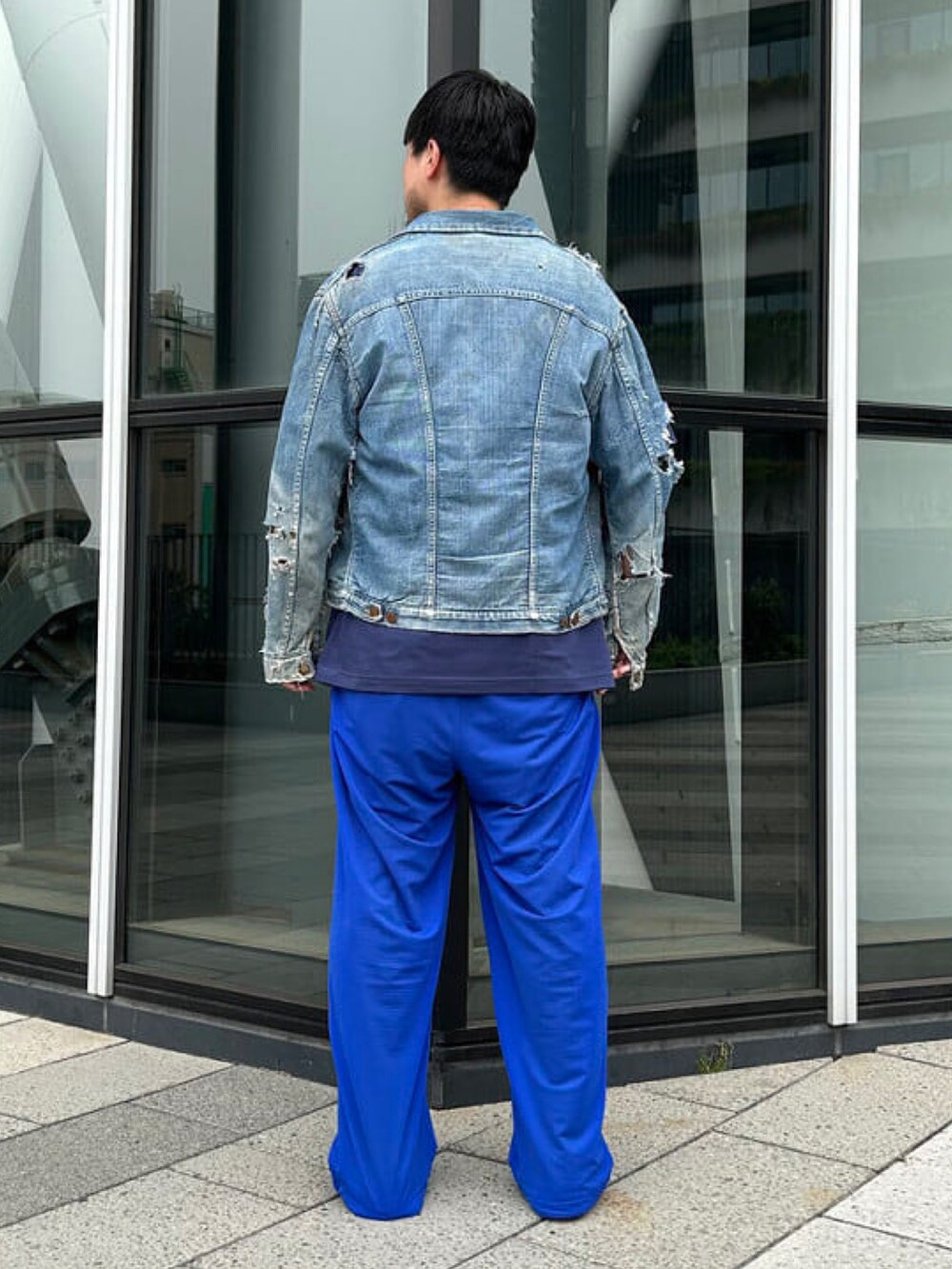 ブルー系のその他パンツを着用したメンズの夏コーディネートの3枚目の写真