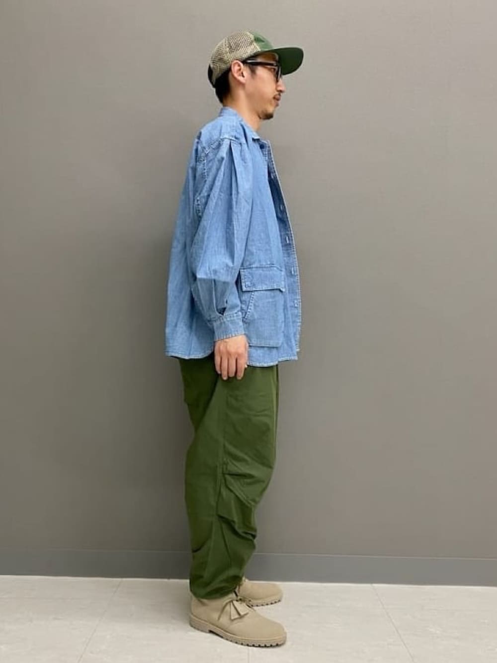 ブルー系のシャツ/ブラウス、グリーン系のその他パンツ、ベージュ系のブーツを着用したメンズの春コーディネートの4枚目の写真