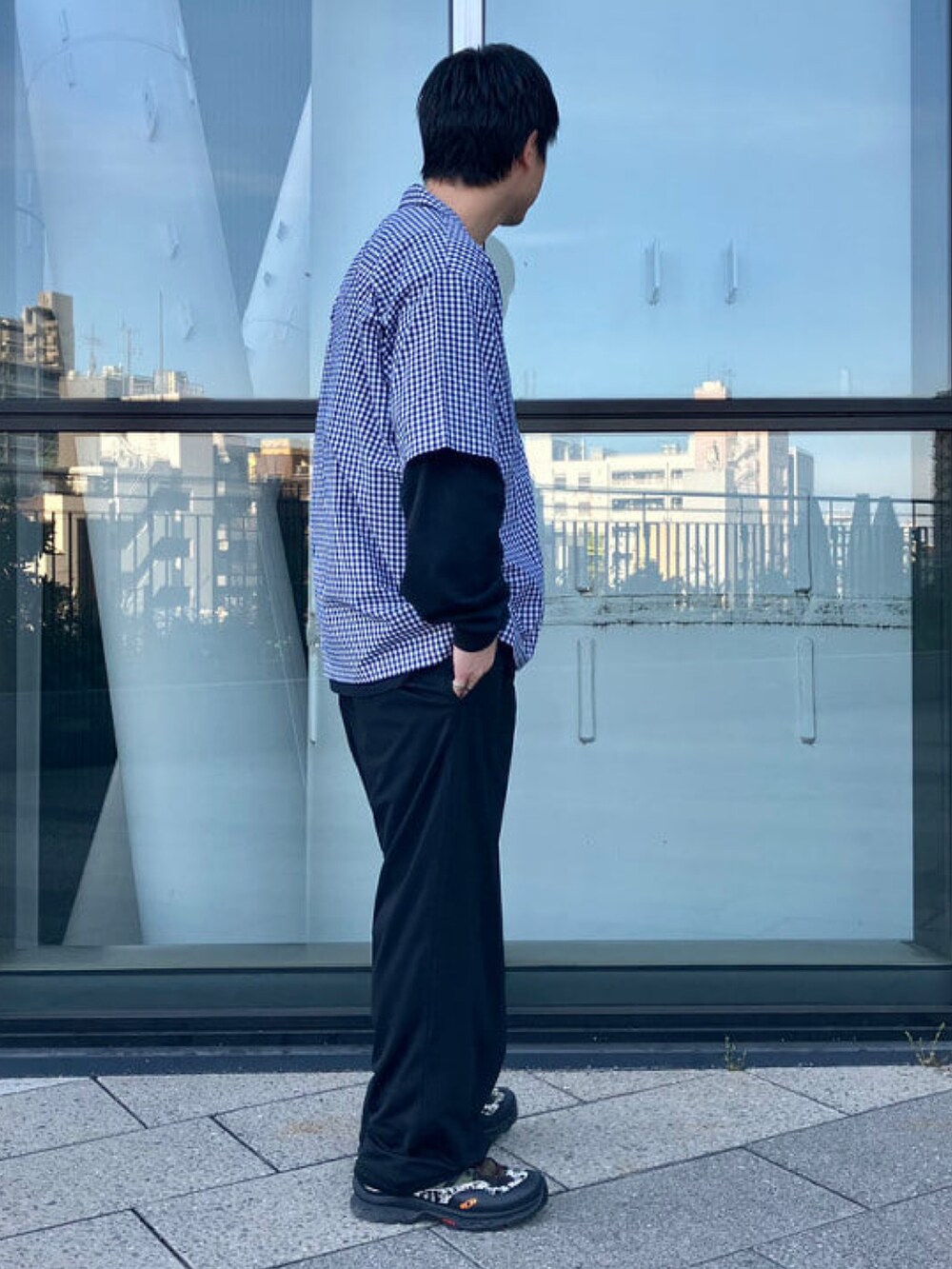 ブルー系のシャツ/ブラウス、ブラック系のその他パンツを着用したメンズの夏コーディネートの3枚目の写真