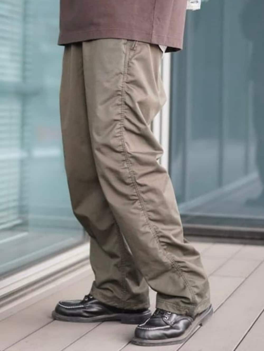 グリーン系のその他パンツを着用したメンズの春コーディネートの2枚目の写真