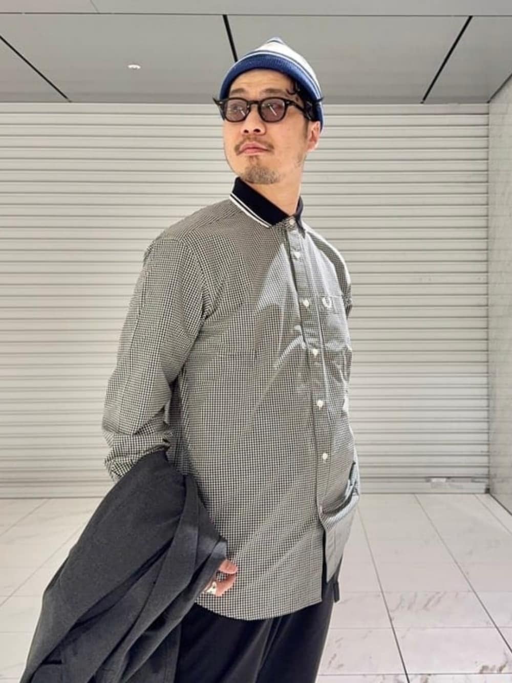 ブラック系のその他パンツ、ブラック系のシャツ/ブラウスを着用したメンズの春コーディネートの3枚目の写真