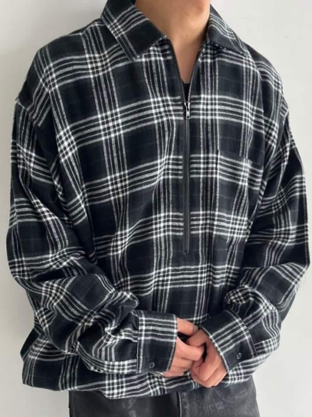 ブラック系のサンダル、ブラック系のシャツ/ブラウスを着用したメンズの夏コーディネートの3枚目の写真