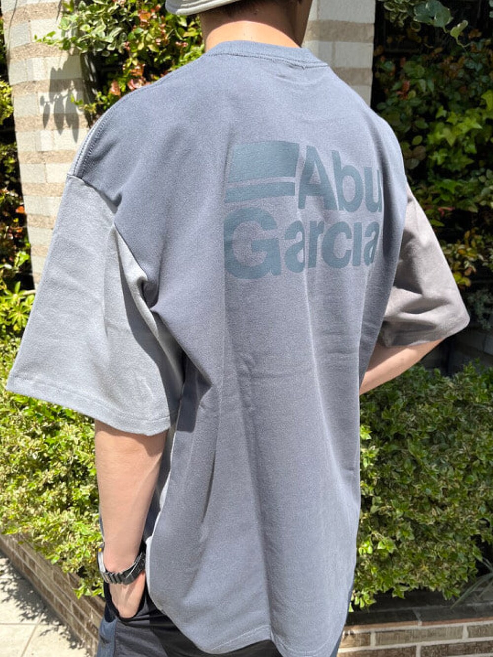 グレー系のTシャツ/カットソー、その他のその他パンツ、ベージュ系のハットを着用したメンズの春コーディネートの4枚目の写真